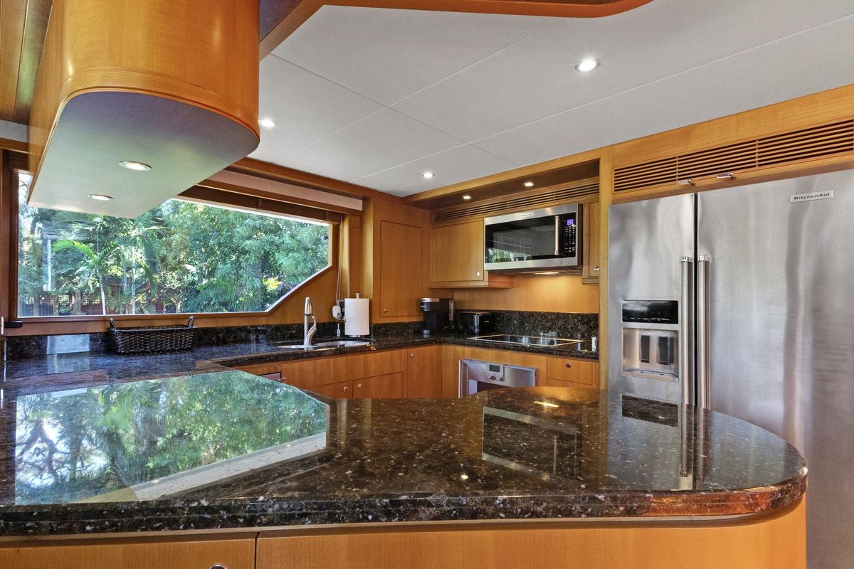 2011 Ocean Alexander 76 