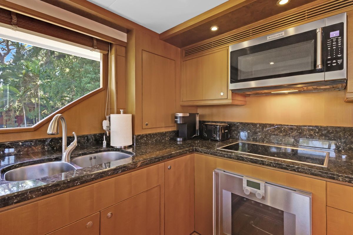 2011 Ocean Alexander 76 