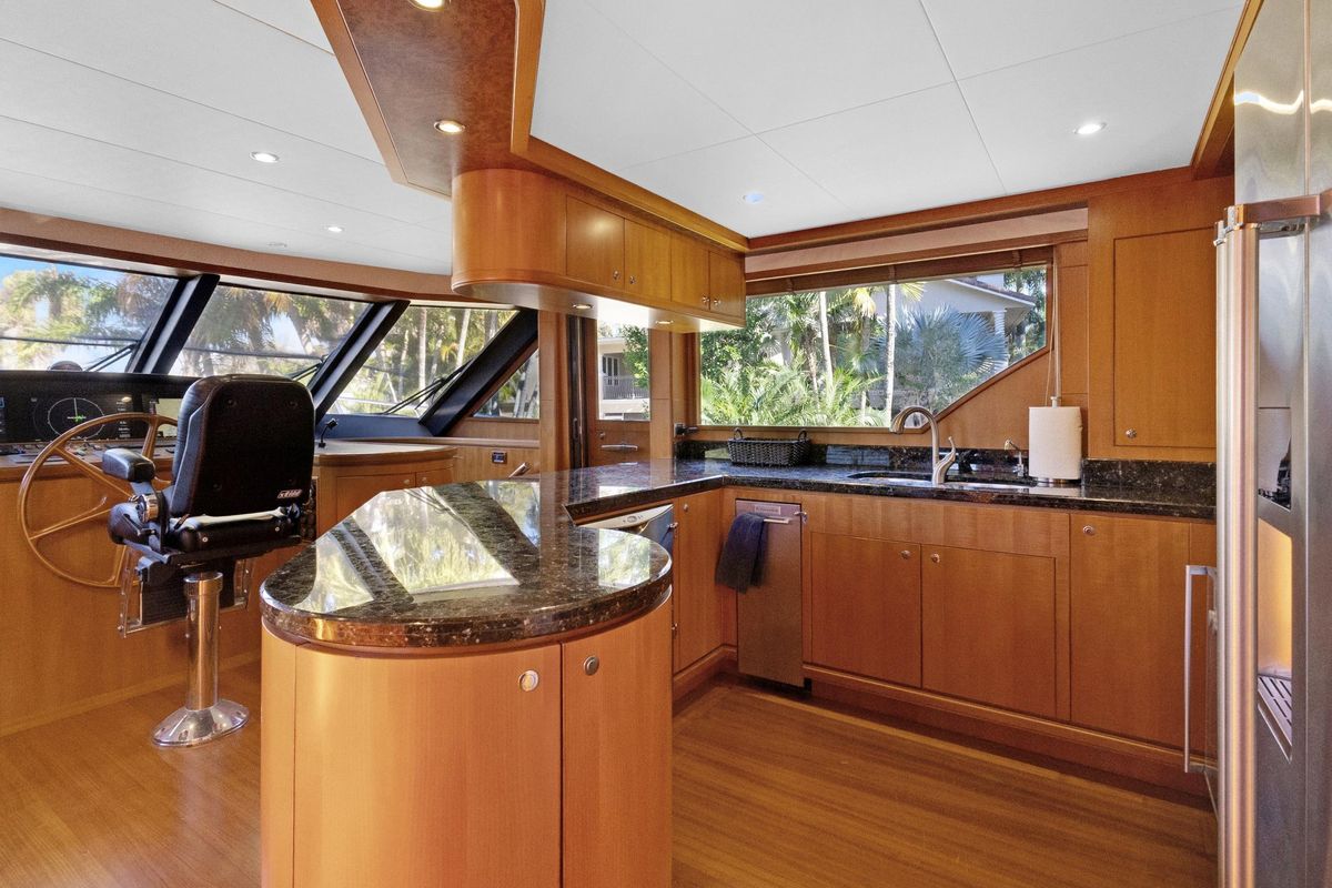 2011 Ocean Alexander 76 