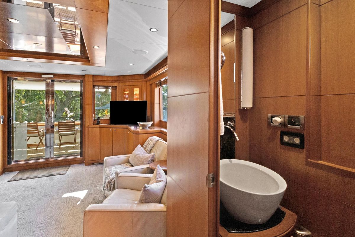 2011 Ocean Alexander 76 