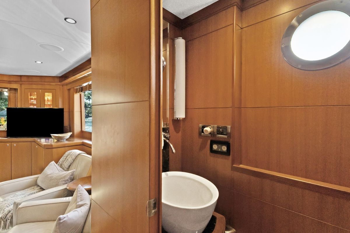 2011 Ocean Alexander 76 