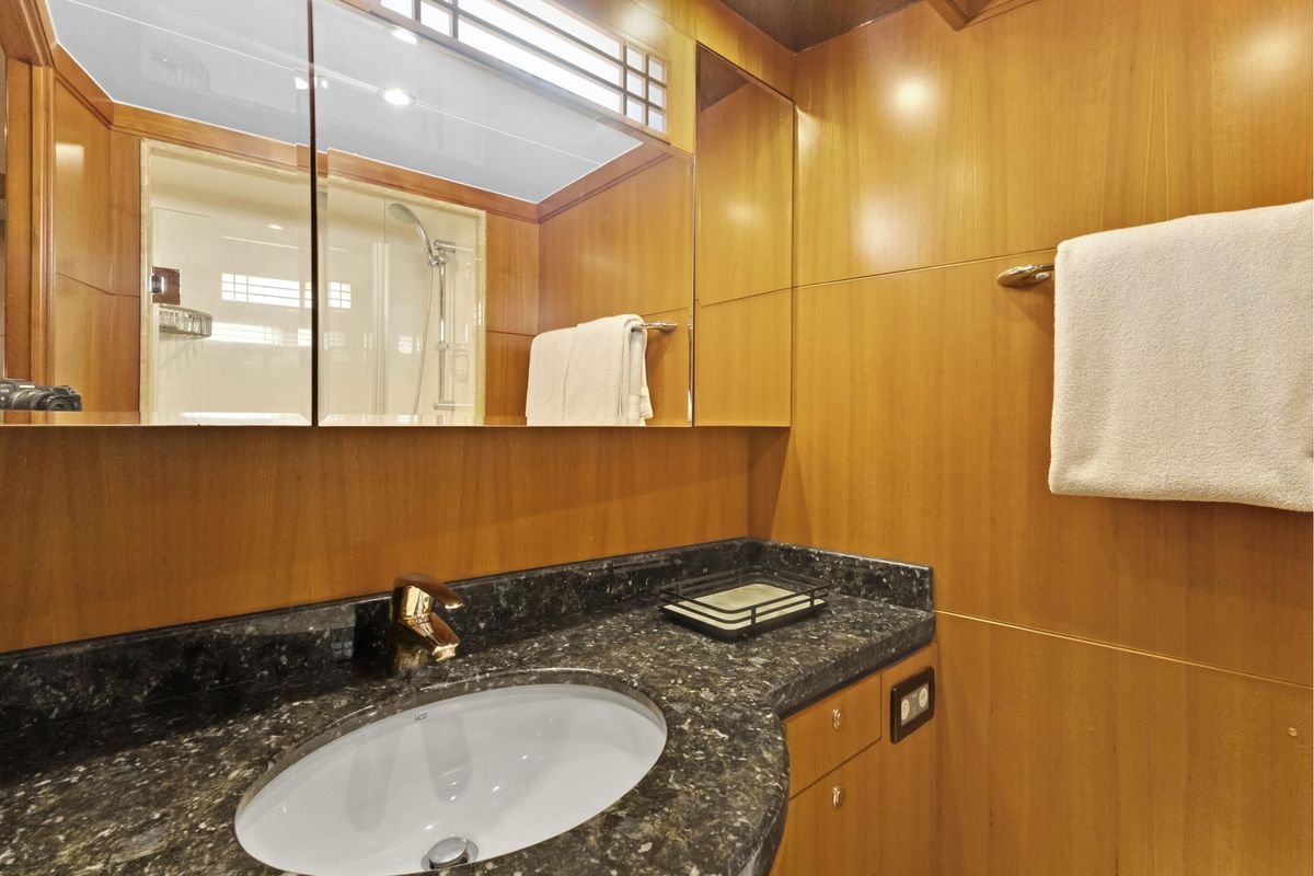 2011 Ocean Alexander 76 