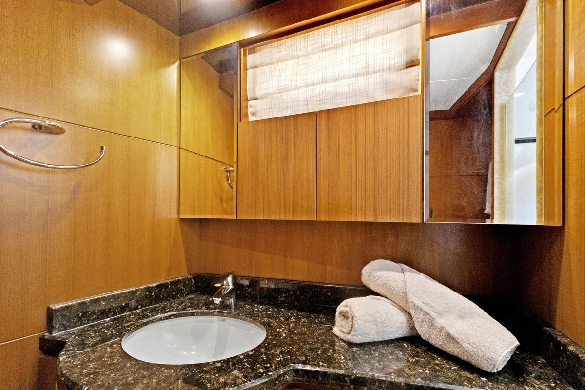 2011 Ocean Alexander 76 