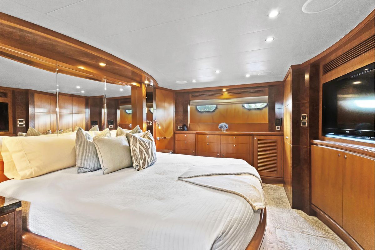 2011 Ocean Alexander 76 