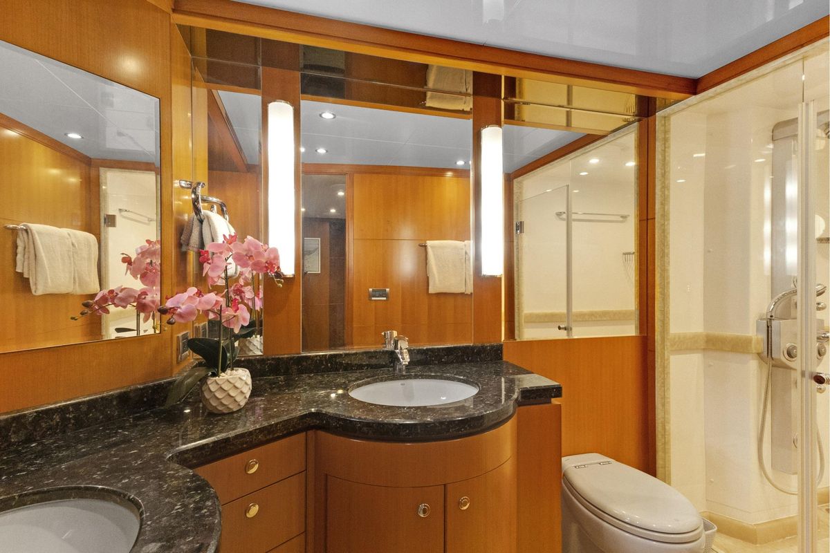 2011 Ocean Alexander 76 