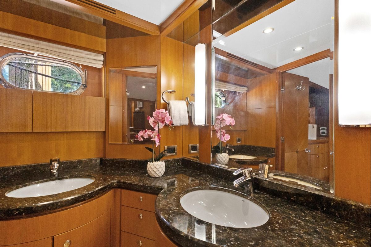 2011 Ocean Alexander 76 