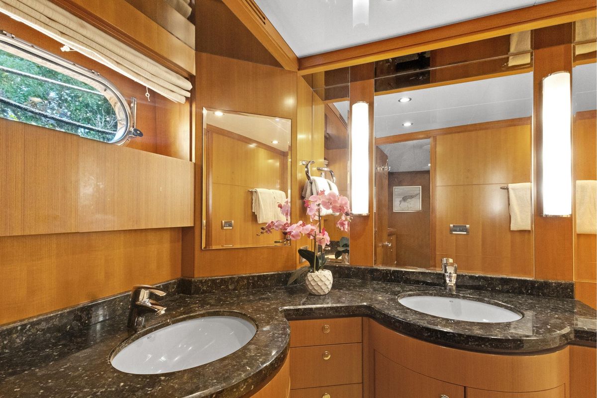 2011 Ocean Alexander 76 