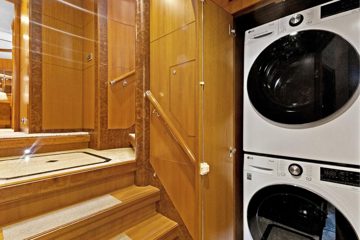 2011 Ocean Alexander 76 