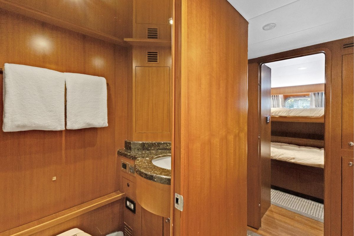 2011 Ocean Alexander 76 