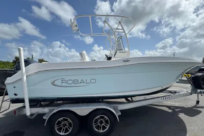 Robalo R200 Center Console