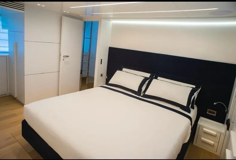 Bionda Yacht Photos Pics 