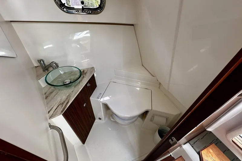  Yacht Photos Pics Pursuit 34 OS - Head