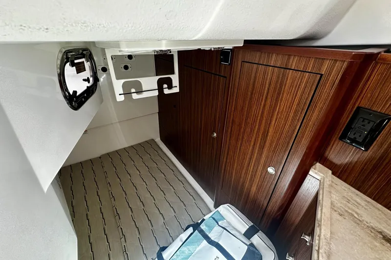  Yacht Photos Pics Pursuit 34 OS - Interior
