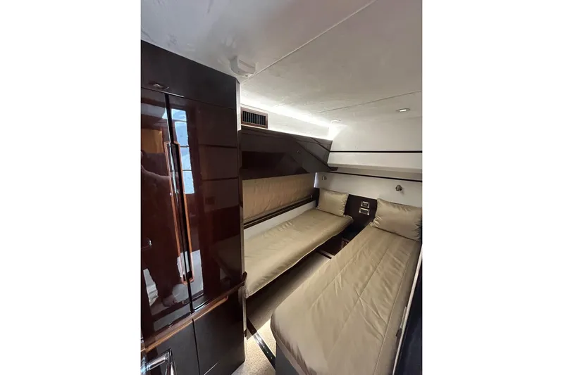 Bugsy Yacht Photos Pics Interior cabin of 2020 Galeon 550 Fly yacht with twin beds and modern design.