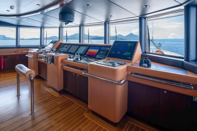 Dream Yacht Photos Pics Luxurious yacht bridge with advanced navigation systems, Abeking & Rasmussen 6430, 2001 model.