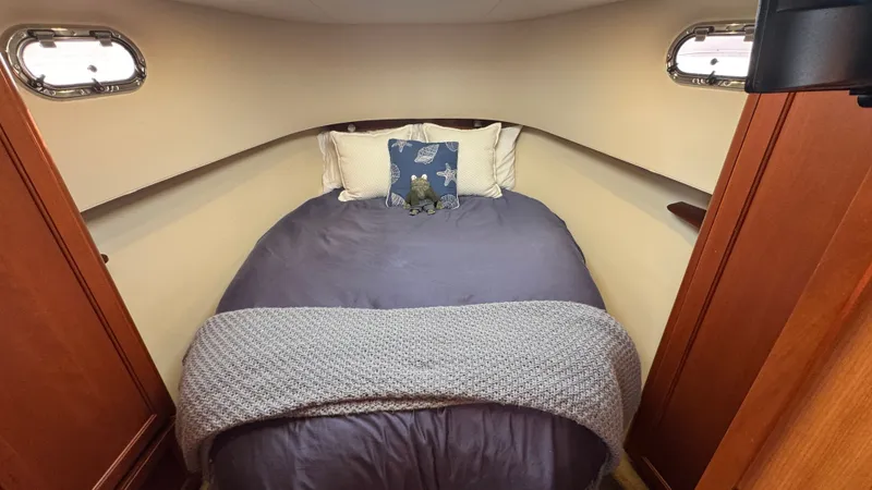 Side Trip Yacht Photos Pics Forward Stateroom