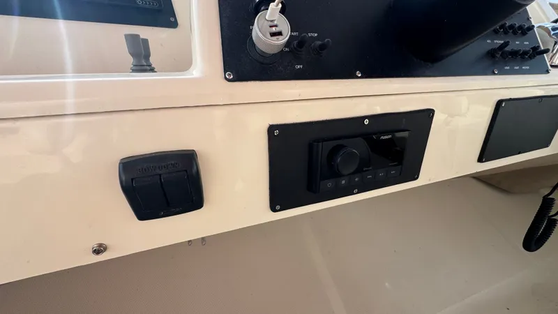 Side Trip Yacht Photos Pics Flybridge Upper Helm