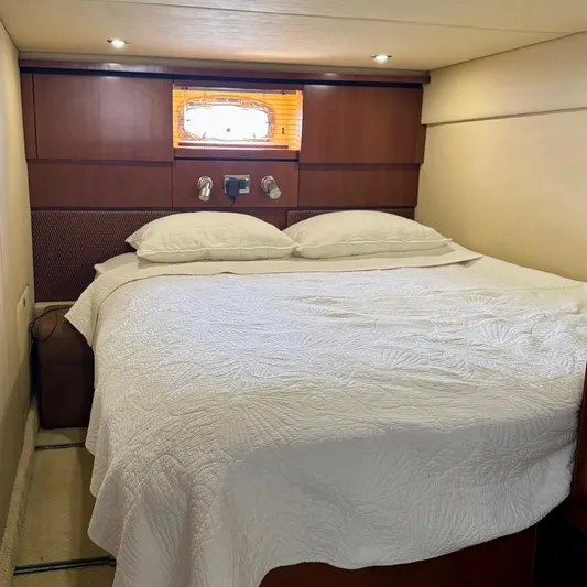 Knee Deep Yacht Photos Pics Luxurious cabin interior of 2006 Sea Ray 48 Sundancer yacht with cozy bed.