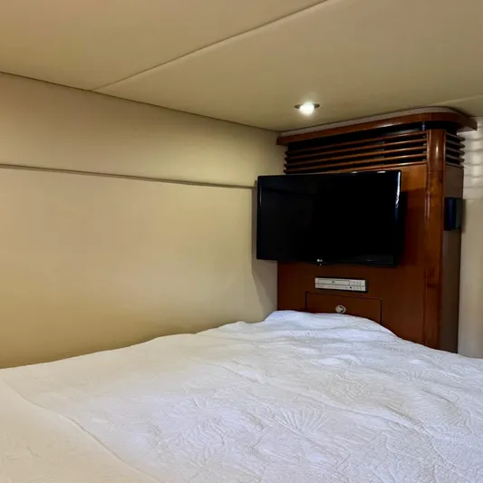 Knee Deep Yacht Photos Pics Interior cabin of 2006 Sea Ray 48 Sundancer with TV and bed.
