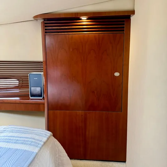 Knee Deep Yacht Photos Pics Interior of 2006 Sea Ray 48 Sundancer with wooden cabinetry and modern decor.