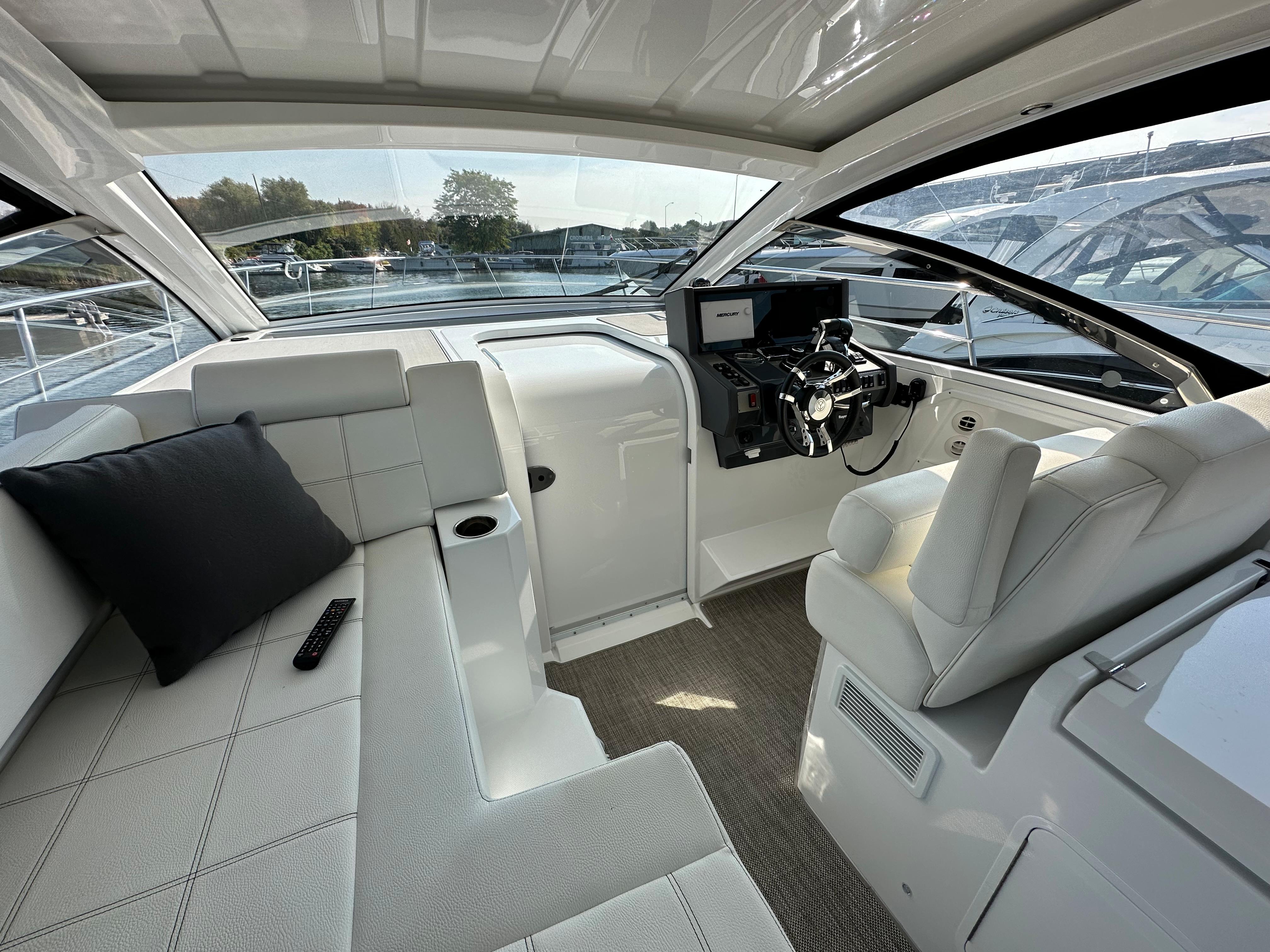 2019 cruisers yachts 390 express