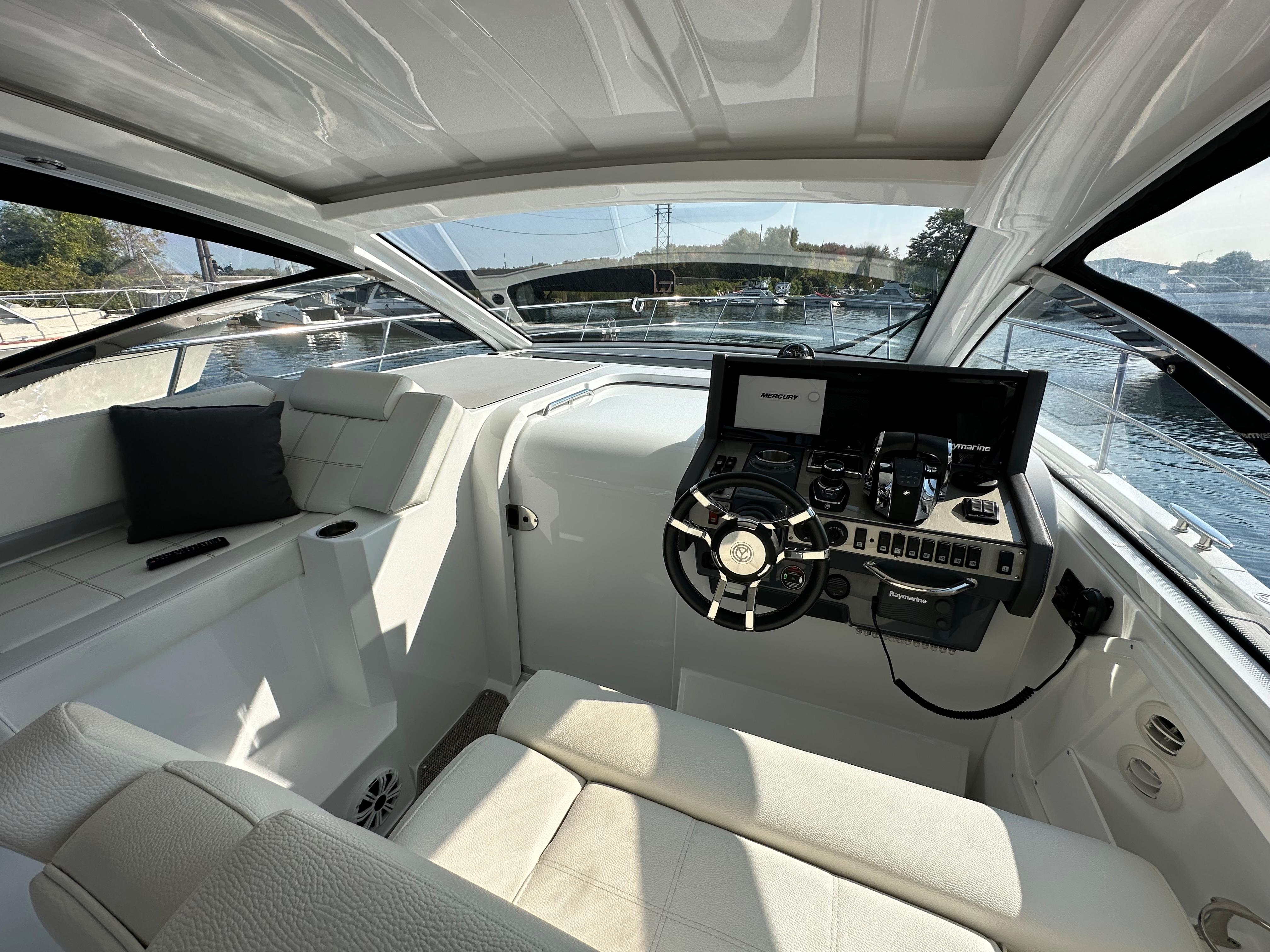 2019 Cruisers Yachts 390 Express Coupe Cruiser for sale - YachtWorld