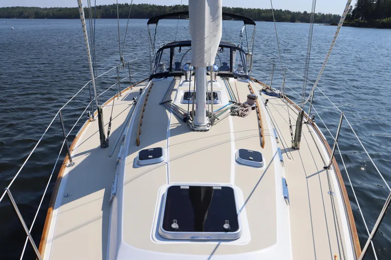 Cianna Yacht Photos Pics Sailing yacht Sabre 402, 2001 model, on calm waters with clear sky.