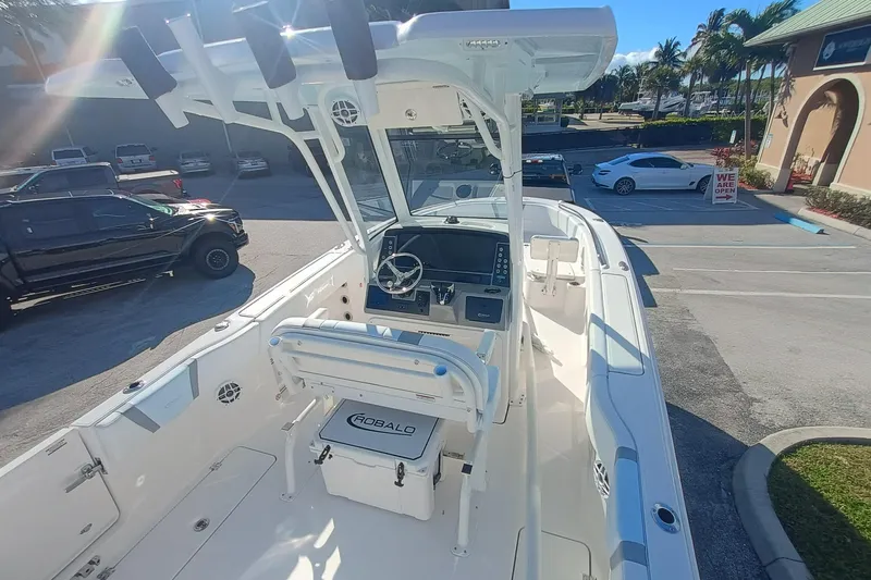 250-118 Yacht Photos Pics 2026 Robalo R250 Center Console boat parked at marina.