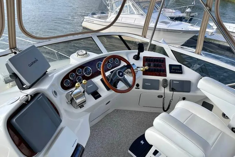 Four Seas Yacht Photos Pics Helm of 2001 Sea Ray 400 Sedan Bridge with Garmin navigation system.