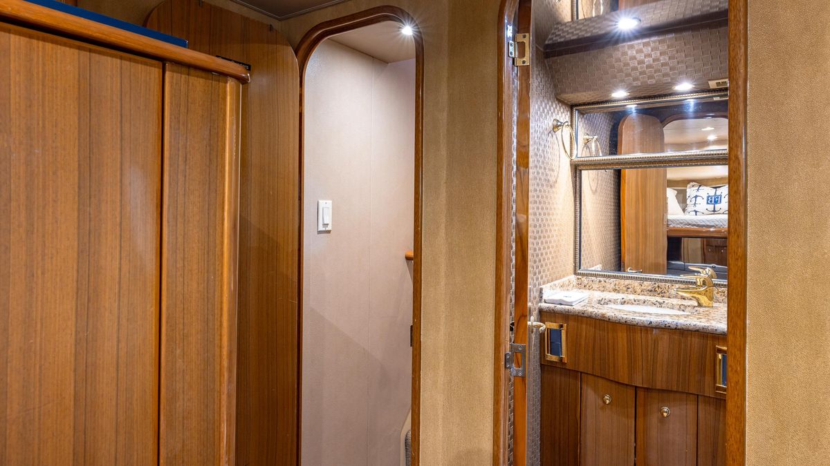 2004 Viking 73 