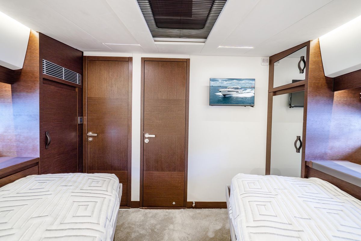 2018 Prestige 52 