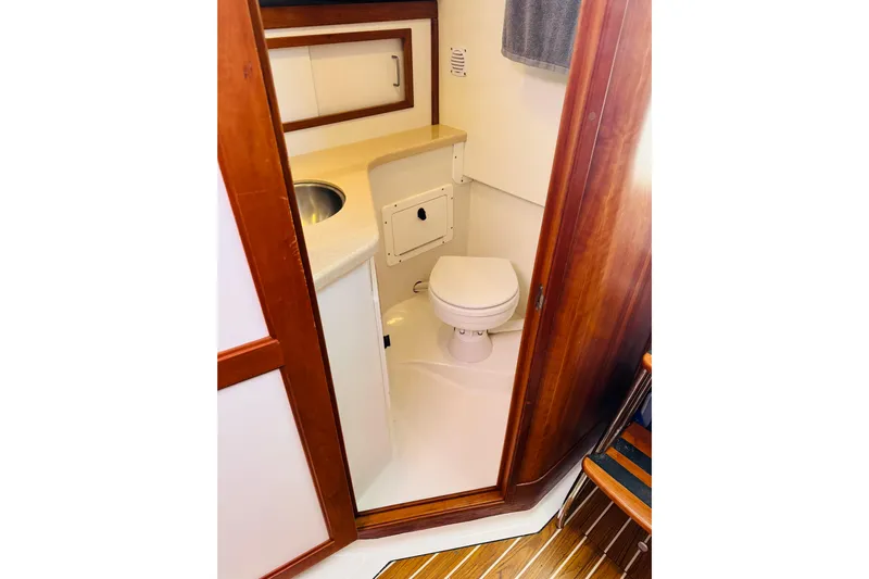 Chance Yacht Photos Pics 2007 Back Cove 29 boat bathroom with wooden trim and compact design.