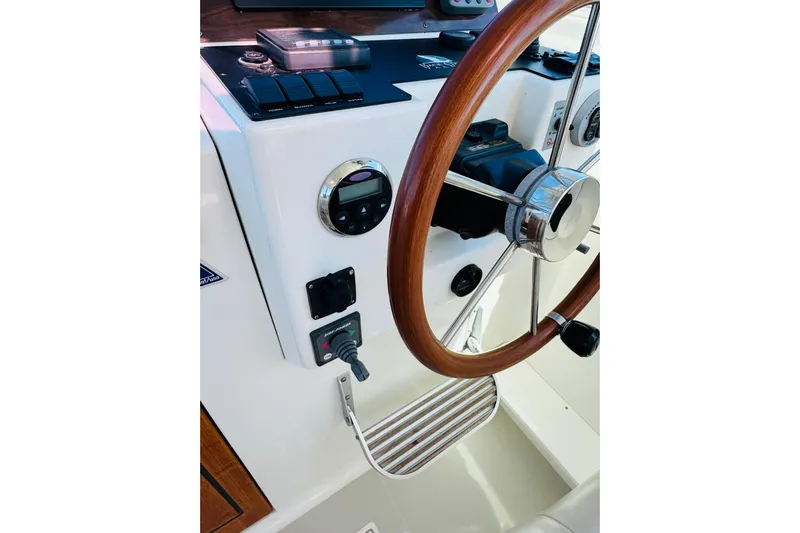 Chance Yacht Photos Pics 2007 Back Cove 29 boat helm with wooden steering wheel and control panel.