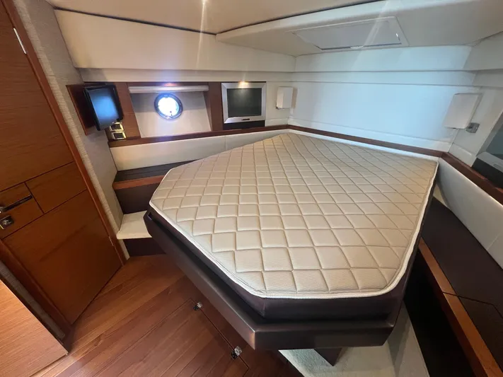B.u.b. Yacht Photos Pics 2016 Tiara Yachts 44 Coupe bedroom with a comfortable bed and modern amenities.