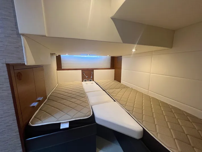 B.u.b. Yacht Photos Pics 2016 Tiara Yachts 44 Coupe interior cabin with twin beds and modern design.