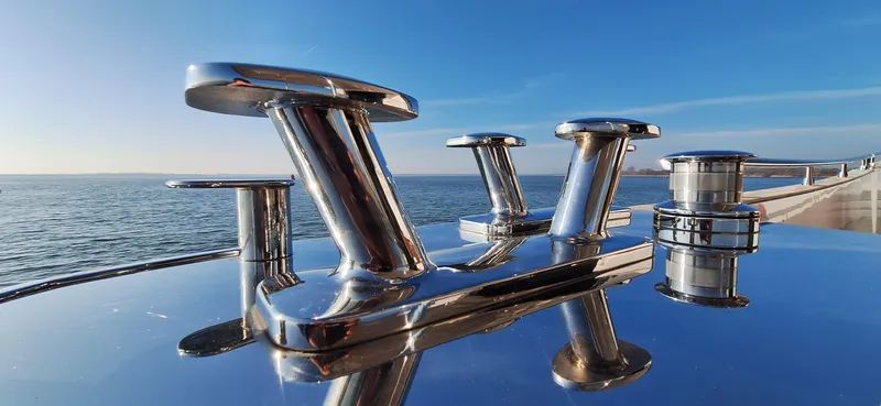 Bella Vita Yacht Photos Pics Azimut Magellano 66 yacht deck cleats, 2020 model, reflecting ocean and sky.