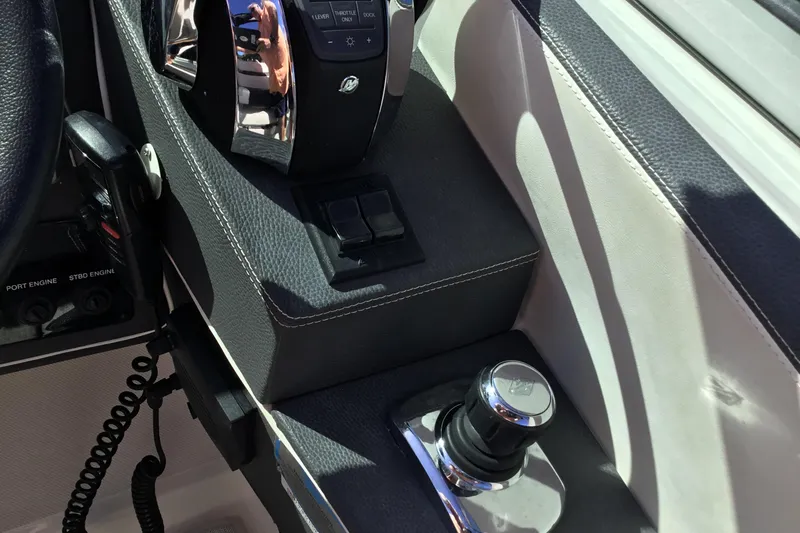 Enbarr Yacht Photos Pics 2017 Regal 3200 Bowrider control panel with throttle and joystick.