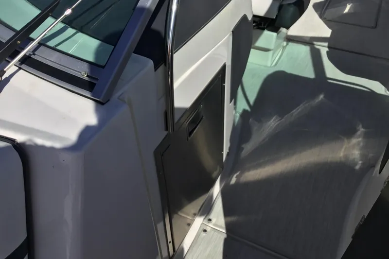 Enbarr Yacht Photos Pics 2017 Regal 3200 Bowrider interior with sleek design and modern features.