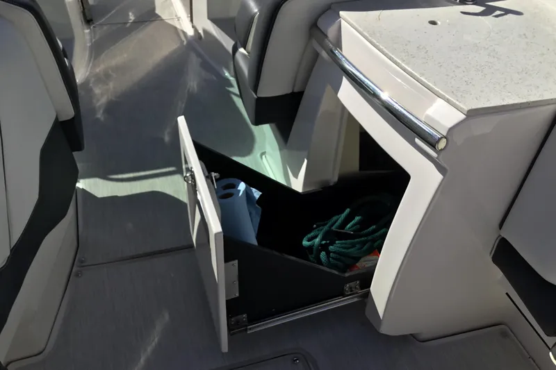 Enbarr Yacht Photos Pics 2017 Regal 3200 Bowrider storage compartment with rope and accessories.
