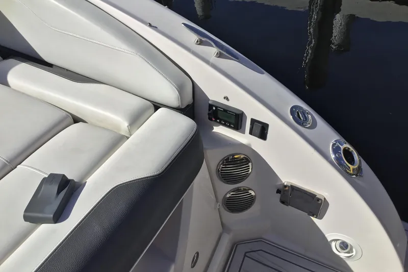 Enbarr Yacht Photos Pics 2017 Regal 3200 Bowrider interior with seating, controls, and speakers.