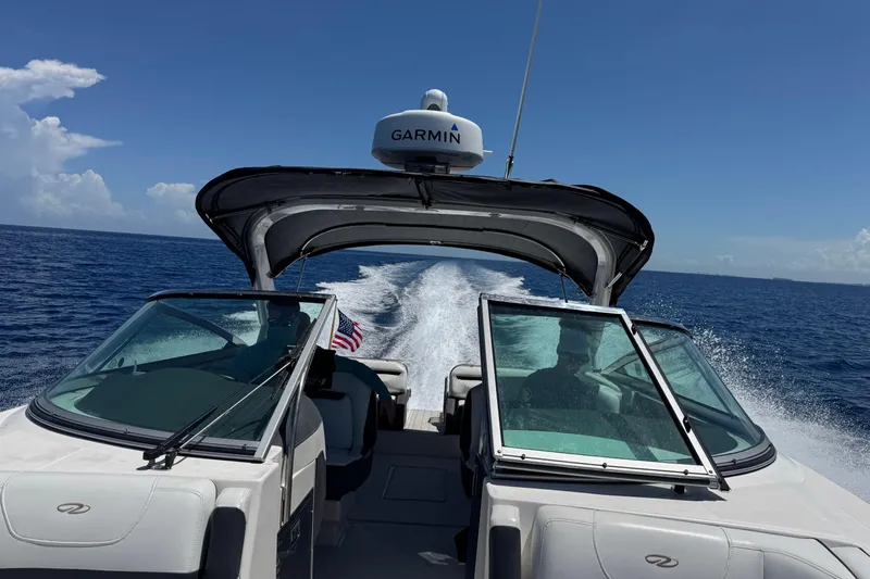 Enbarr Yacht Photos Pics 2017 Regal 3200 Bowrider cruising on open sea under clear blue sky.