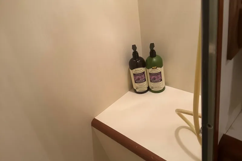  Yacht Photos Pics Shower corner with shampoo bottles in 1988 Ocean Alexander 42 aft cabin yacht.