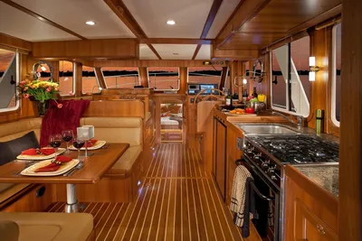 Helmsman Trawlers 38E Sedan