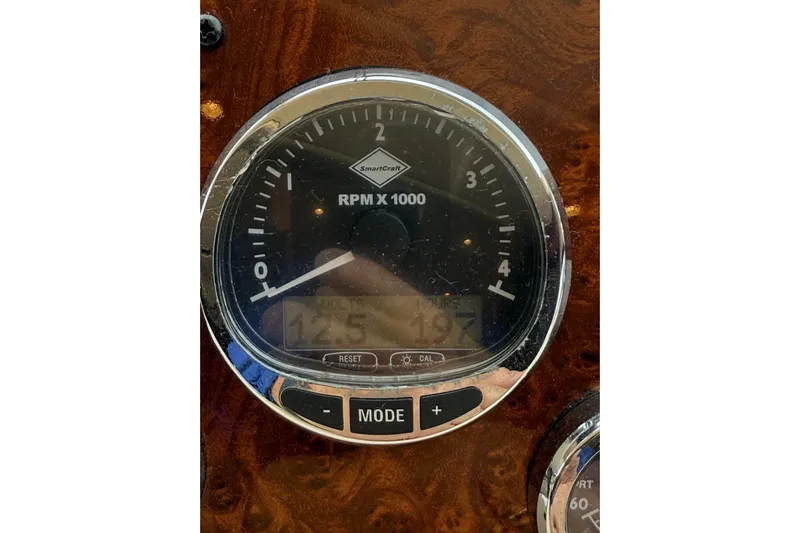  Yacht Photos Pics Tachometer of 2007 Meridian 411 Sedan, displaying RPM and voltage readings.