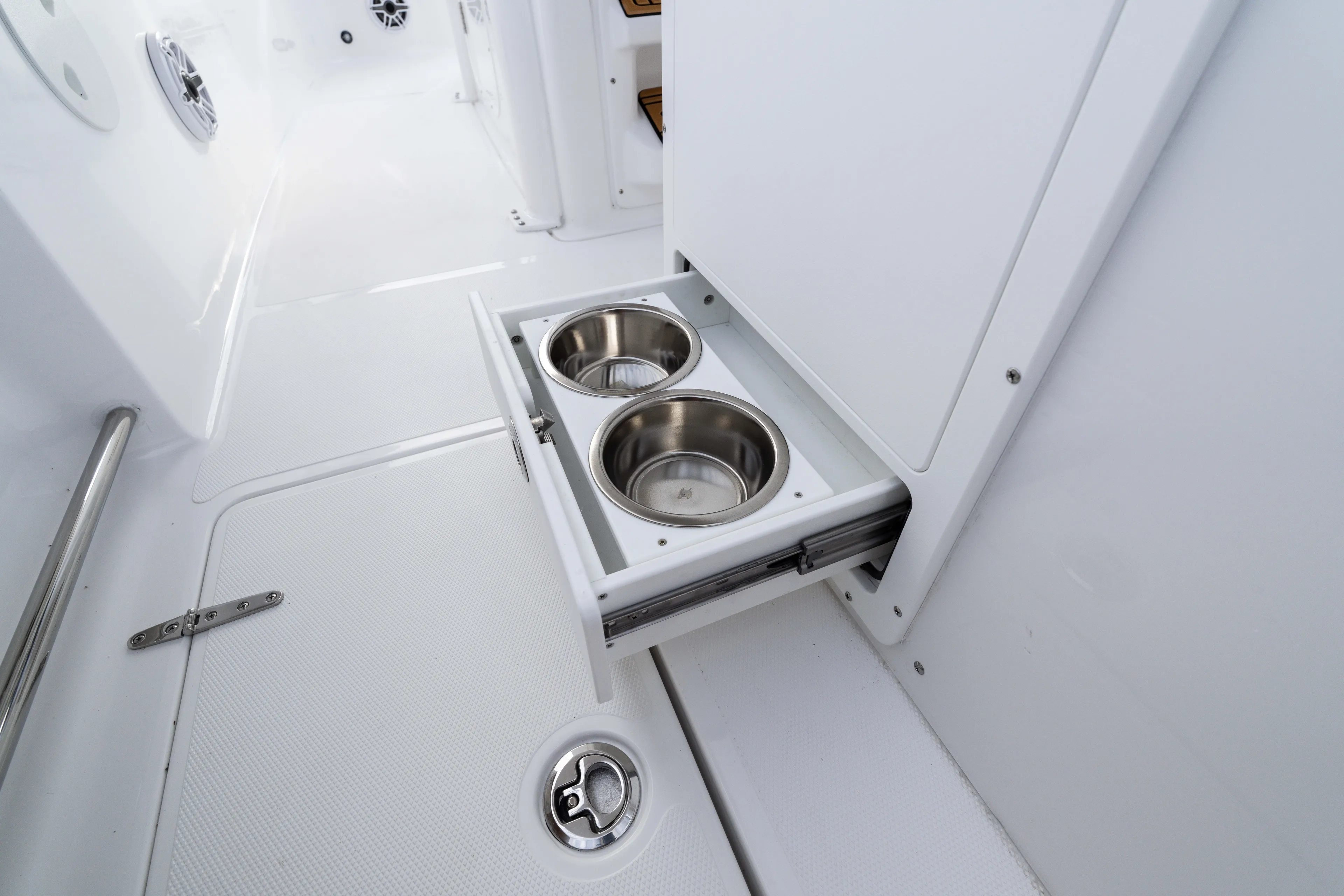  Yacht Photos Pics 2026 Sea Hunt Ultra 285 SE boat with built-in stainless steel cup holders.