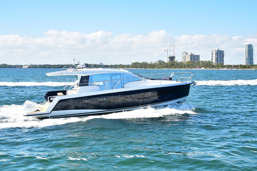 2022 Sealine C335V