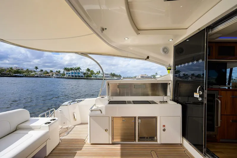 B-juled Yacht Photos Pics 2019 Riviera 5400 Sport Yacht - Image 22
