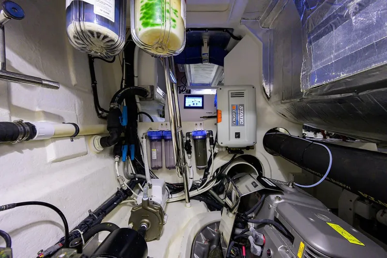 B-juled Yacht Photos Pics 2019 Riviera 5400 Sport Yacht - Image 90