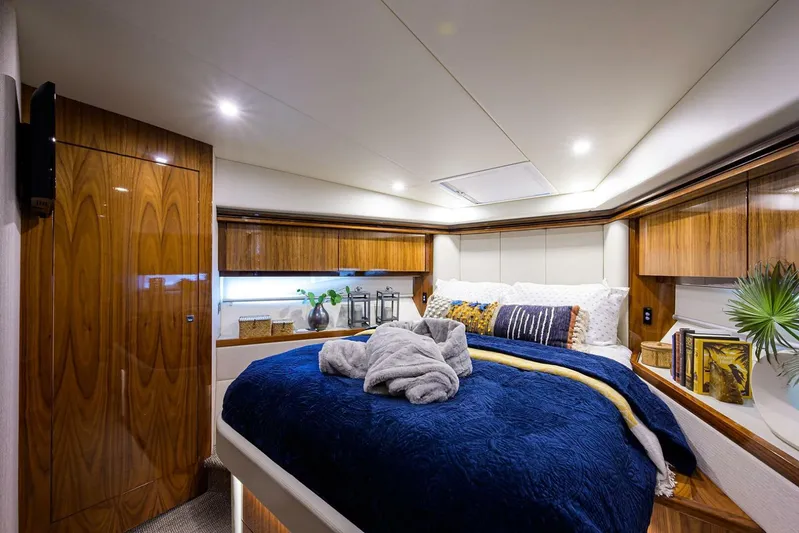 B-juled Yacht Photos Pics 2019 Riviera 5400 Sport Yacht - Image 71