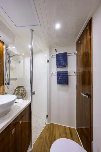 B-juled Yacht Photos Pics 2019 Riviera 5400 Sport Yacht - Image 75